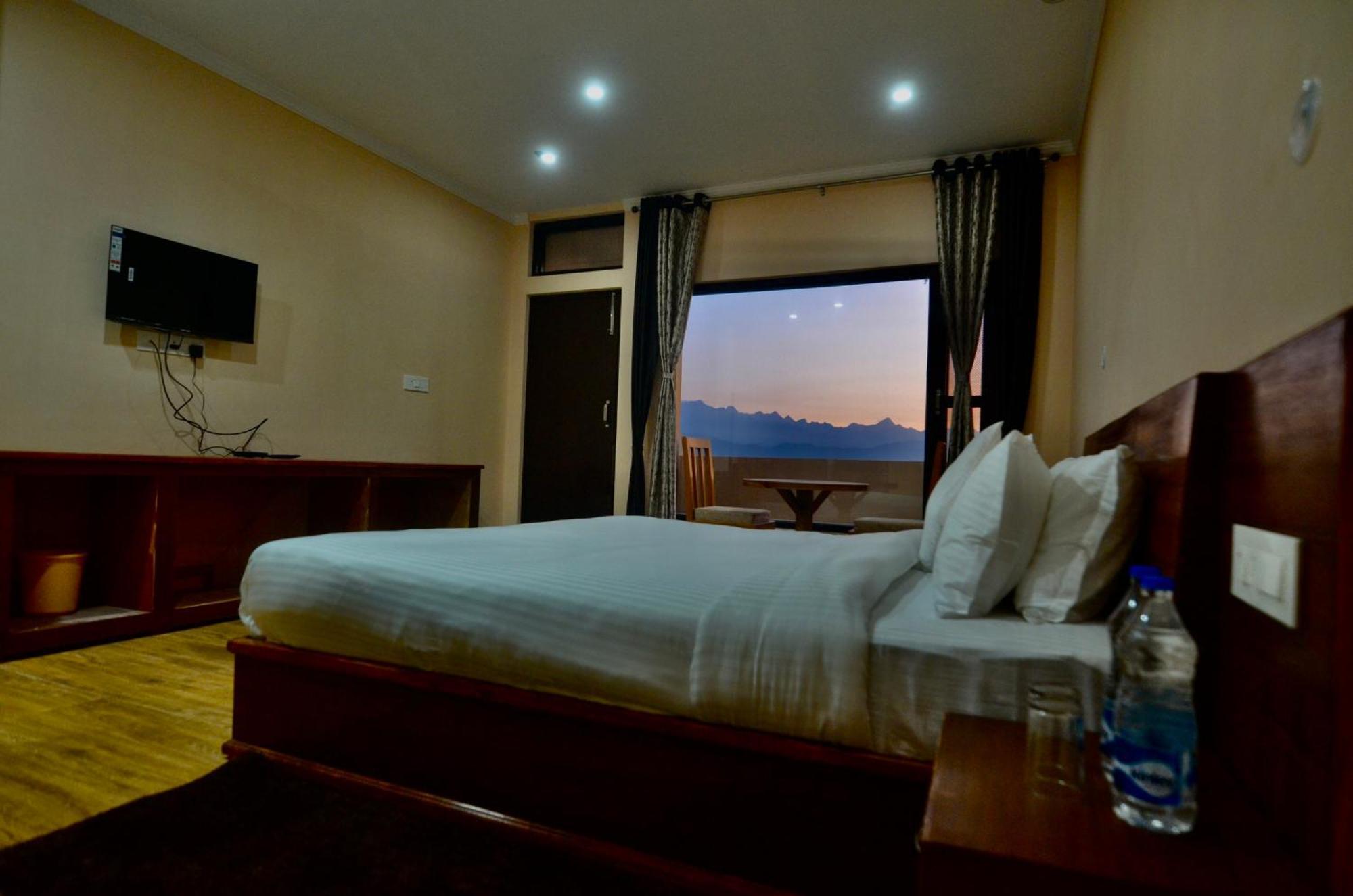 Uttarakhand Resort Kausani Bagian luar foto