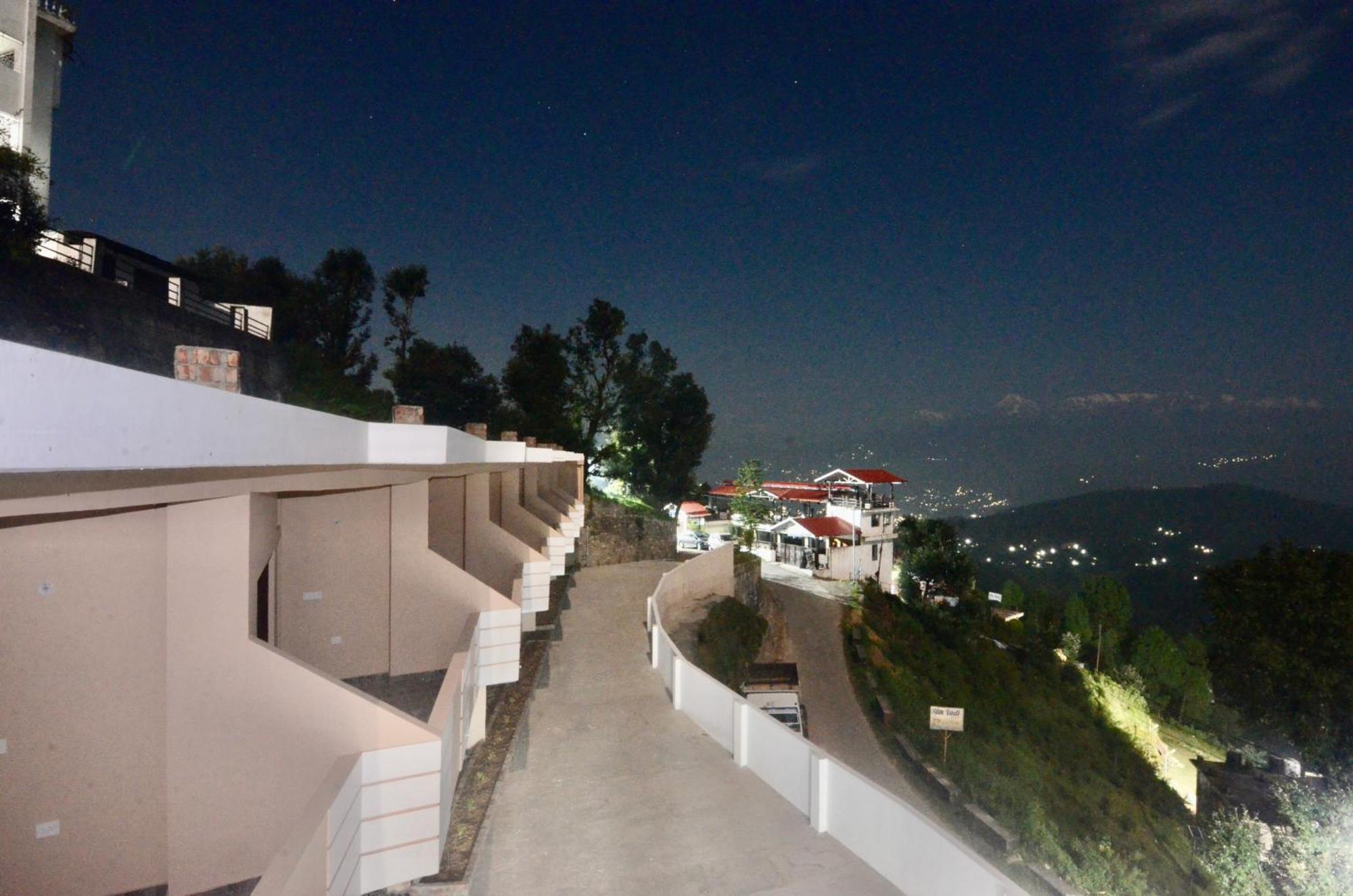 Uttarakhand Resort Kausani Bagian luar foto