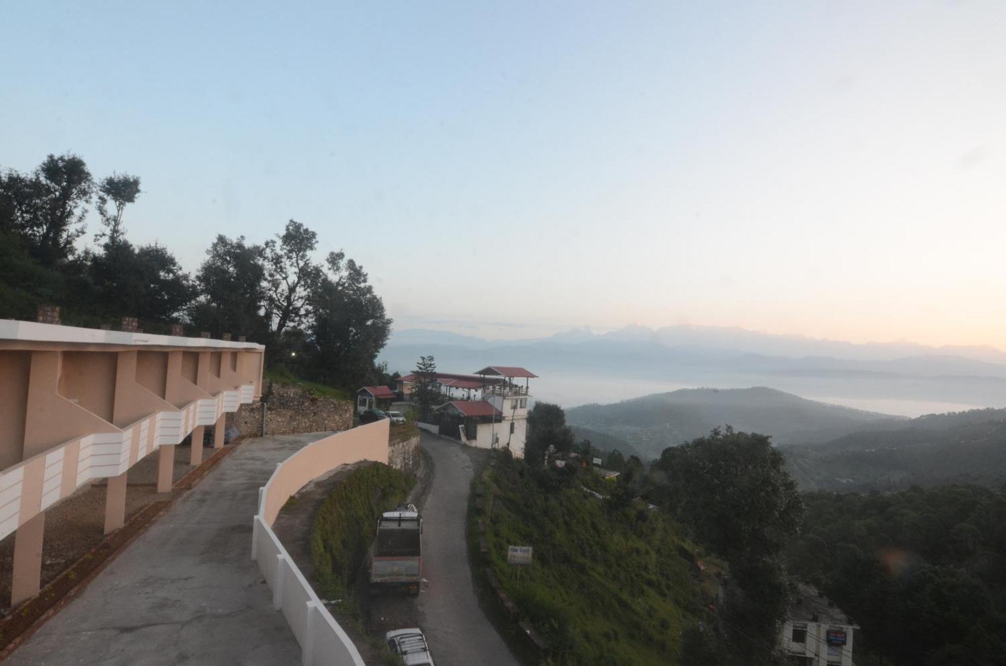 Uttarakhand Resort Kausani Bagian luar foto