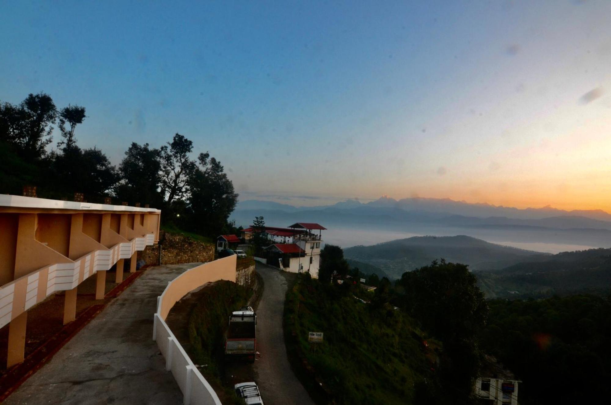 Uttarakhand Resort Kausani Bagian luar foto